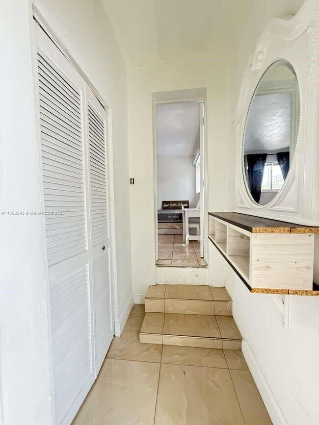 Building Photo - 106 SE 4th Ave