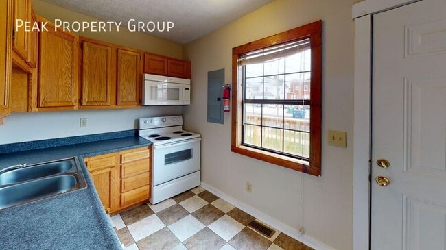 Building Photo - 1366 Indianola Ave