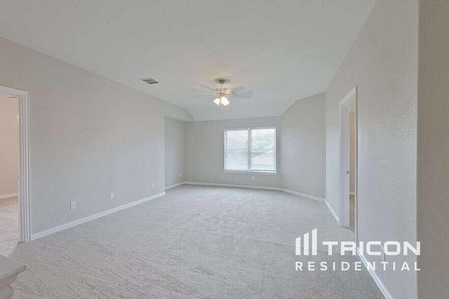 Building Photo - 8757 Royalwood Dr