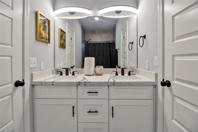 Building Photo - 811 Paul Quinn St