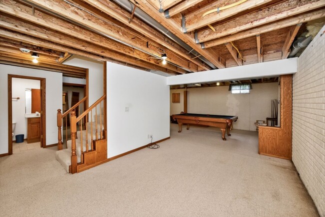 Building Photo - SPACIOUS LIVING!!  4 Bedrooms, 2.5 Bathrooms Home in Des Moines!