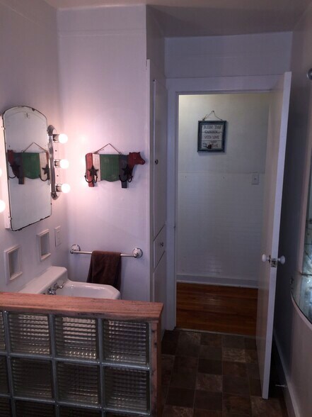 Building Photo - 908 Columbia Ave