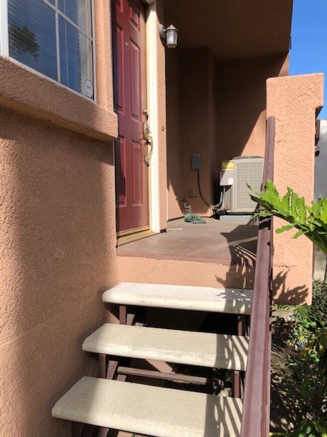 Building Photo - Beautiful 3 bedroom 2 bath Townhome across...