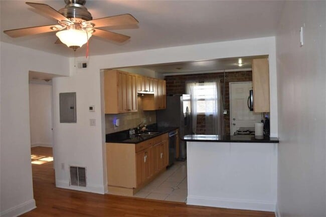 Building Photo - 24 Daniel St SE