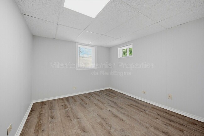 Building Photo - 310 S Barrett Ave