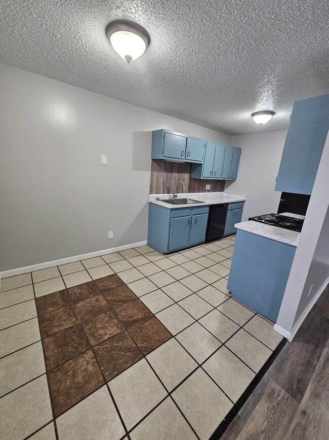 Building Photo - Renovated upstairs 1 Bedroom 1 Bath appartment available NOW!