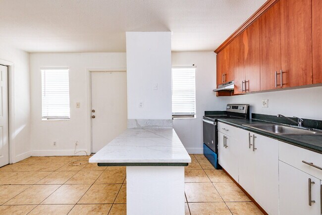 Building Photo - Charming 1-Bedroom Apartment in the Heart ...