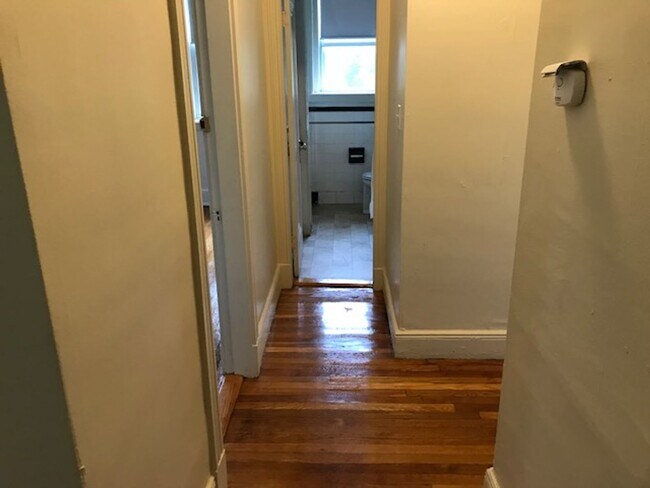 Building Photo - 9/1 HUGE 4 BED SPLIT $937.00 PER PERSON  N...