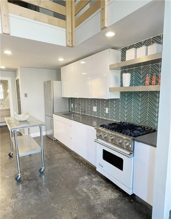 Building Photo - Bright & Spacious Unit with Natural Light