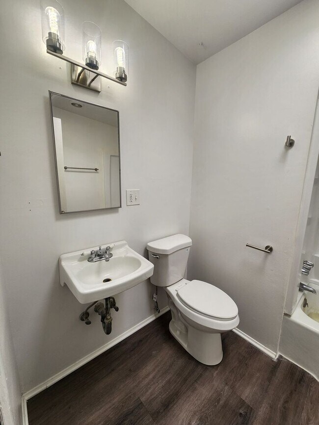 Building Photo - 3 bedroom 1.5 bath home!!!