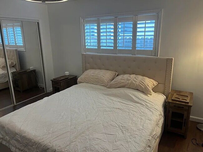 Building Photo - "Charming 1-Bedroom Oasis in Prime Santa Monica Location – Cozy 576 Sq Ft Gem!"