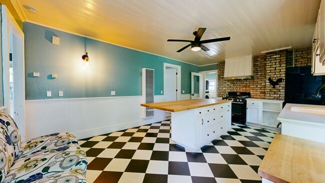 Building Photo - Country Charm Meets Vineyard Views! Two Be...