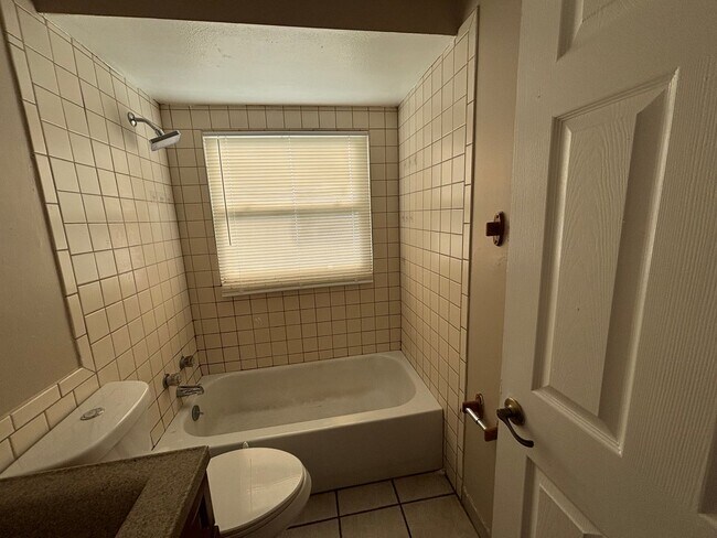 Building Photo - Charming 3 bedroom home