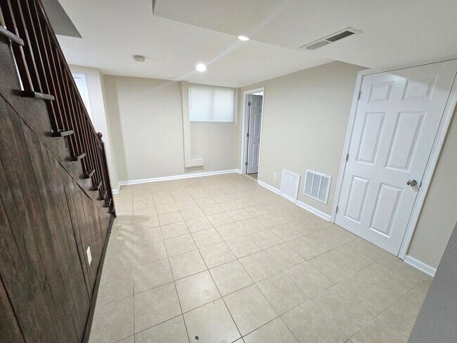 Building Photo - 4 Bedrooms 2 Bathroom