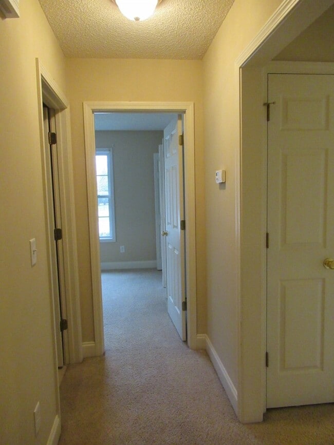 Building Photo - 3760 Beacon Dr