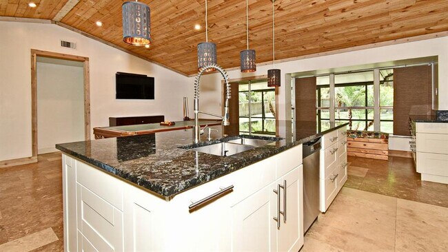Building Photo - 8924 Angelica Dr