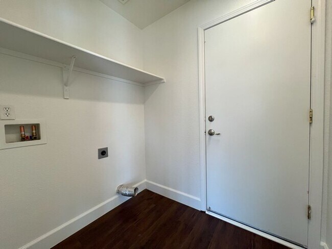 Building Photo - North Valley Four Bedroom Home