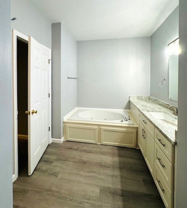 Building Photo - CORNERSTONE ~ RENOVATED CONDO ~ 2 BED, 2 B...