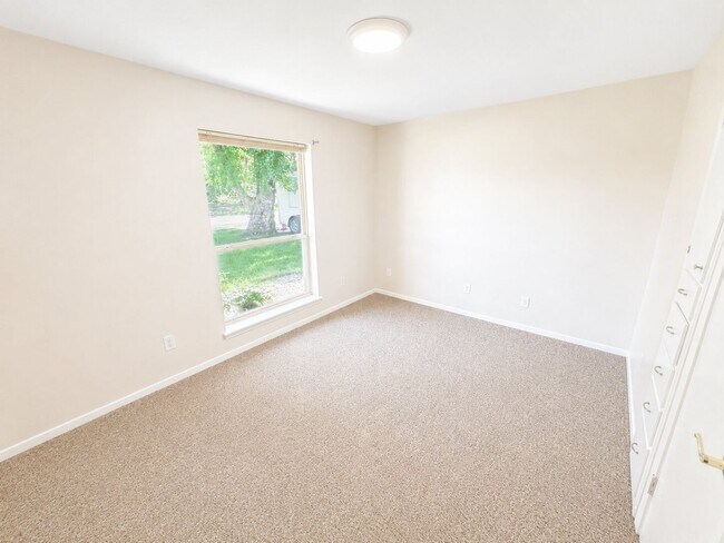 Building Photo - Bellaire Home!