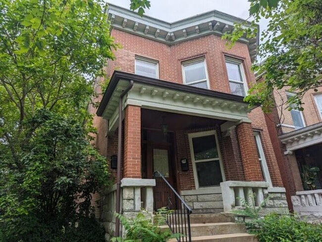 Primary Photo - Beautiful 2 Bed 1 Bath Apartment with bonu...