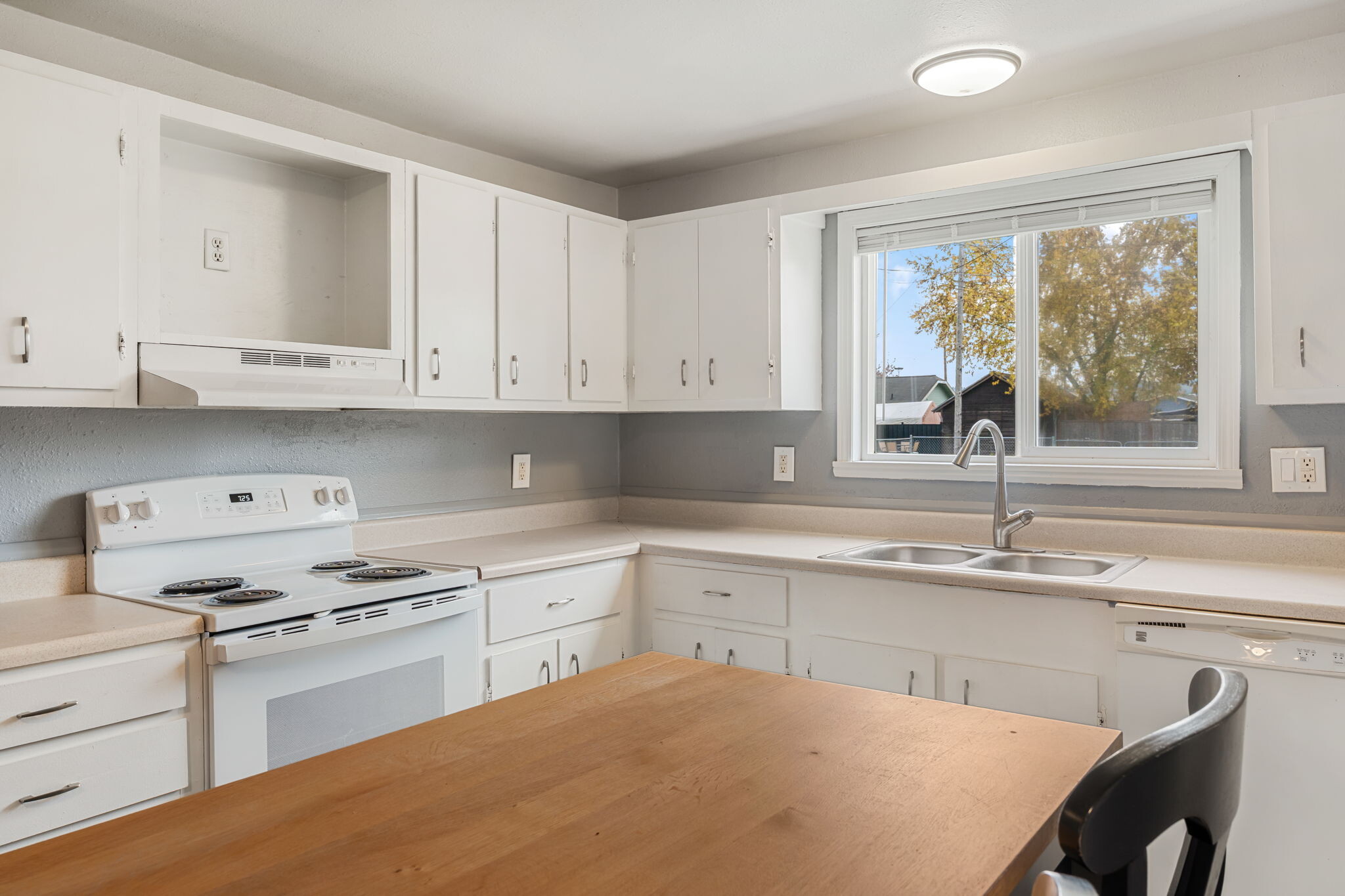 Building Photo - 1037 SW Cascade Ave