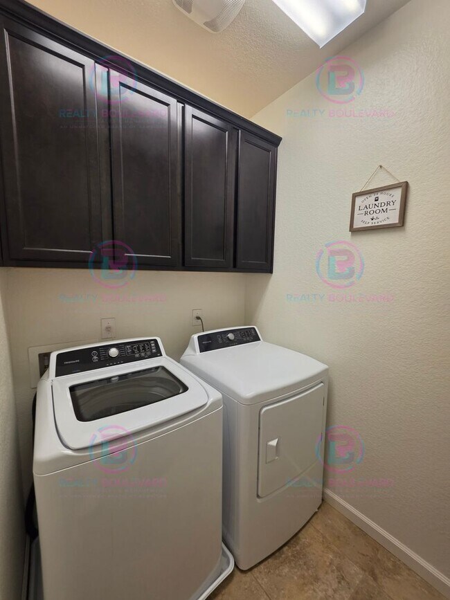 Building Photo - 3010 Sterling Ridge Cir
