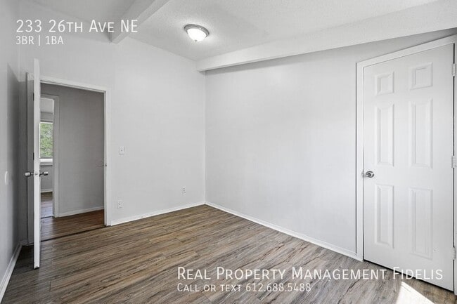 Building Photo - 233 26th Ave NE