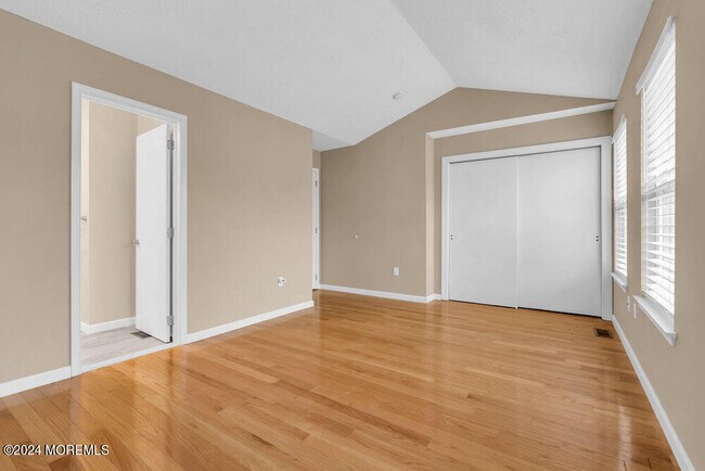 Building Photo - 87 Richmond Ct S