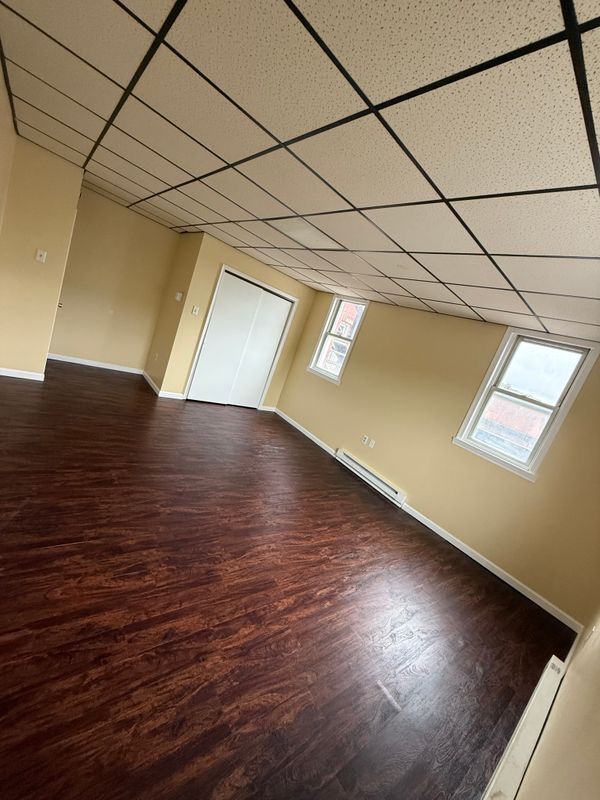 Building Photo - 132 E Main St