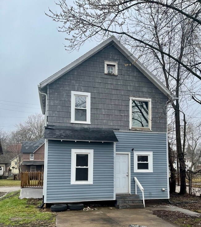Building Photo - 1408 Maple Ave NE