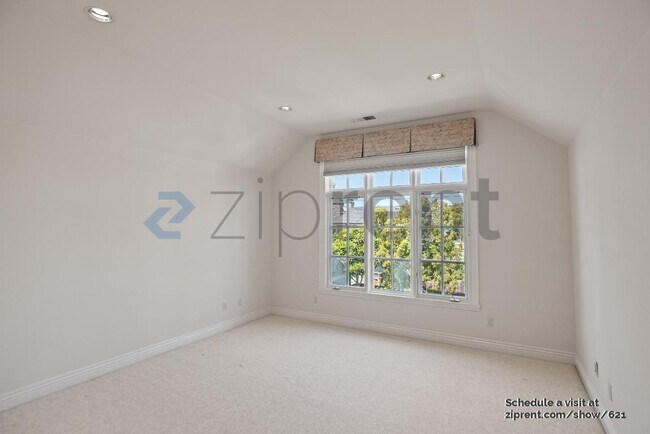 Building Photo - 1320 Drake Ave