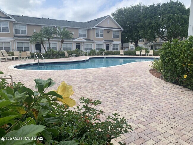 Building Photo - Spacious Two-Story Condo/Townhouse – Prime...