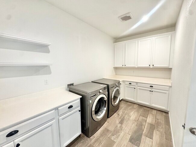 Building Photo - Stunning 5BR Home with Pool, Loft & 3-Car Garage!