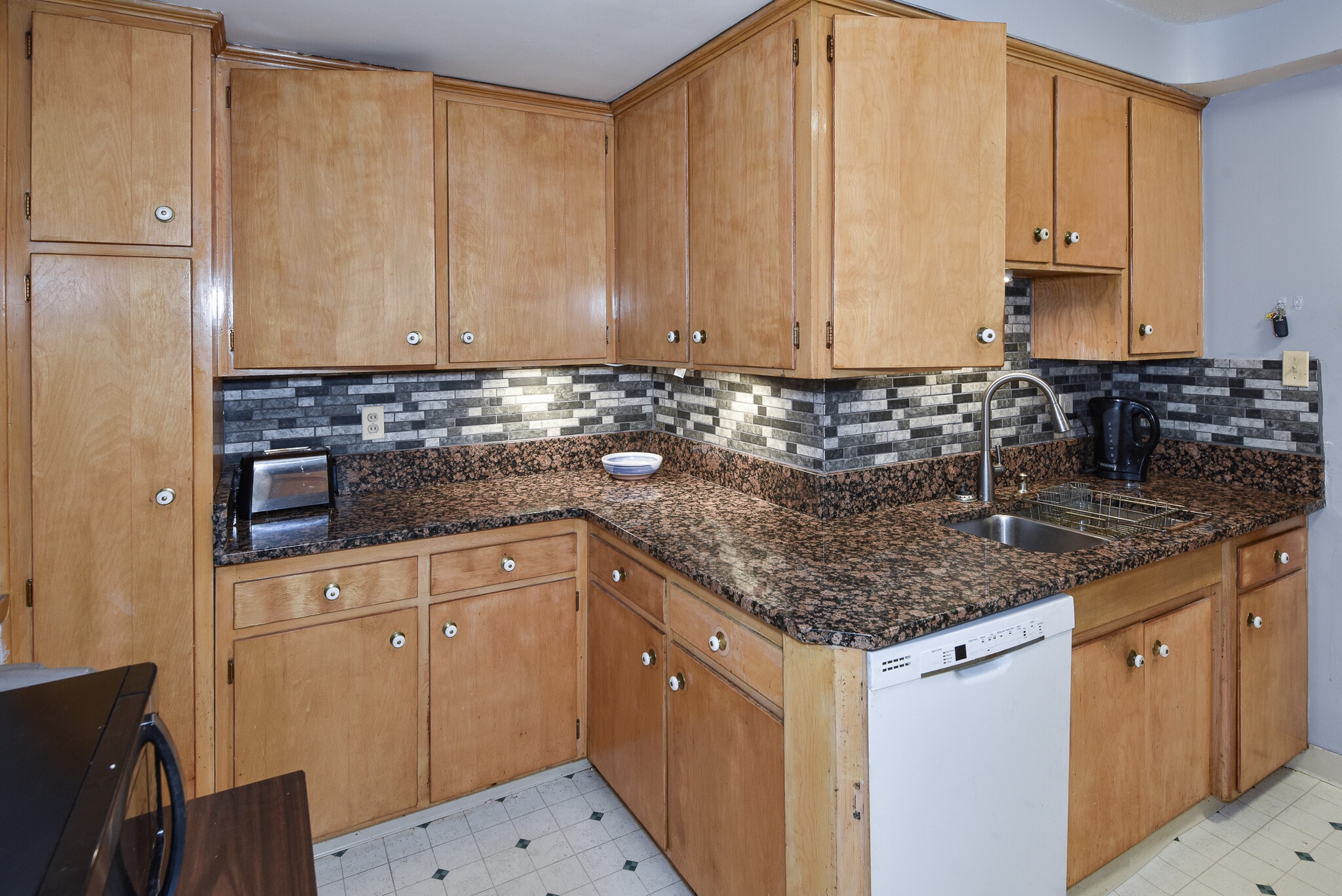 Building Photo - 2392 Warrensville Center Rd