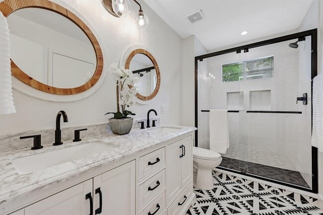 Building Photo - 10612 Watchful Fox Dr