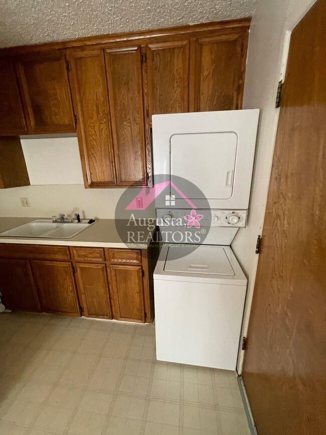Building Photo - Southside Duplex with Covered Parking-Great location