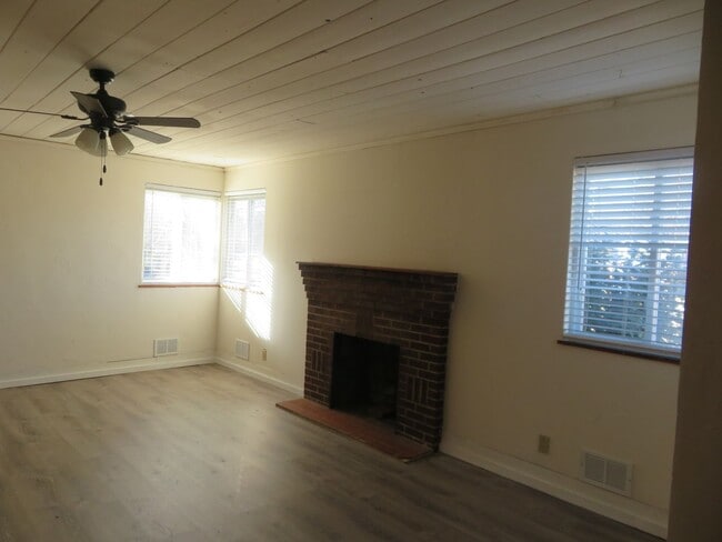 Building Photo - Colonial Heights Virginia