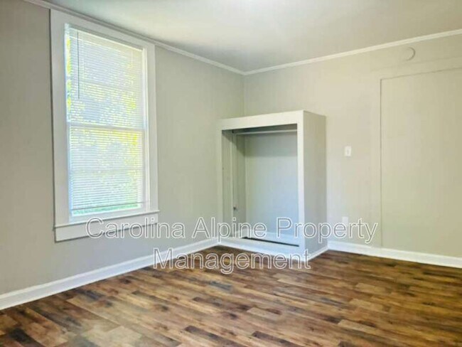 Building Photo - 321 N Poplar St
