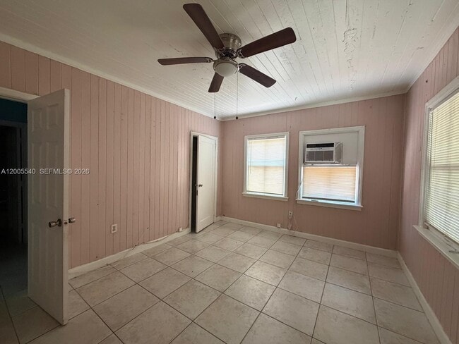 Building Photo - 2835 SW 37th Ct