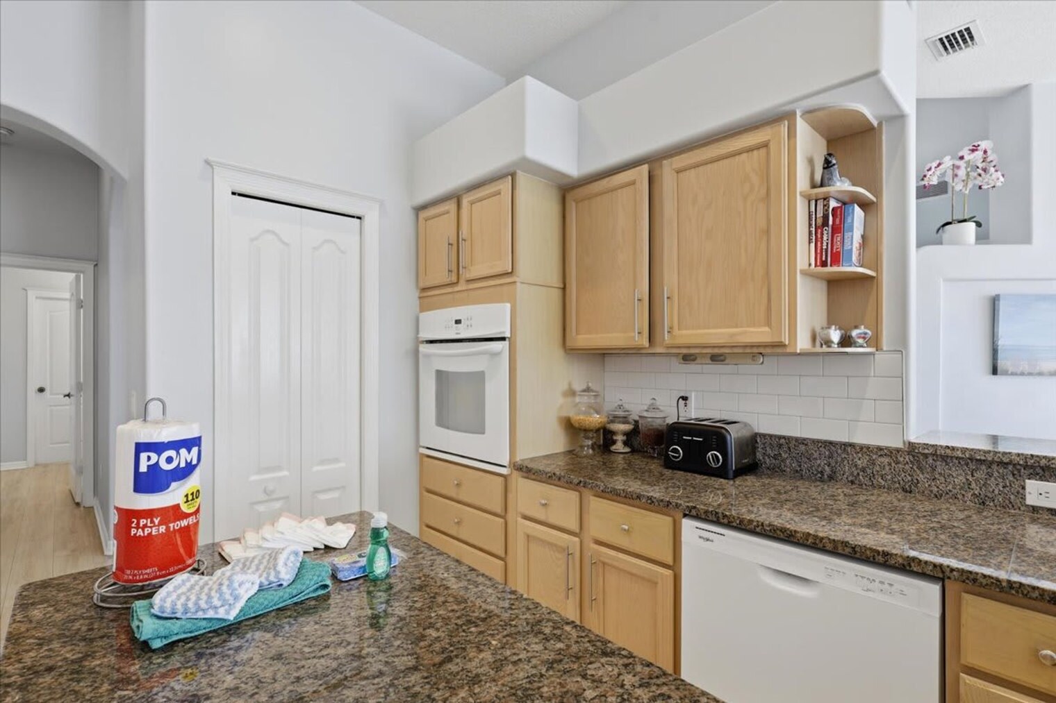 Building Photo - 16 Cedarwood Ct