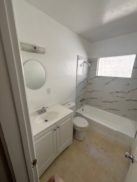 Building Photo - 924 N Ogden Dr