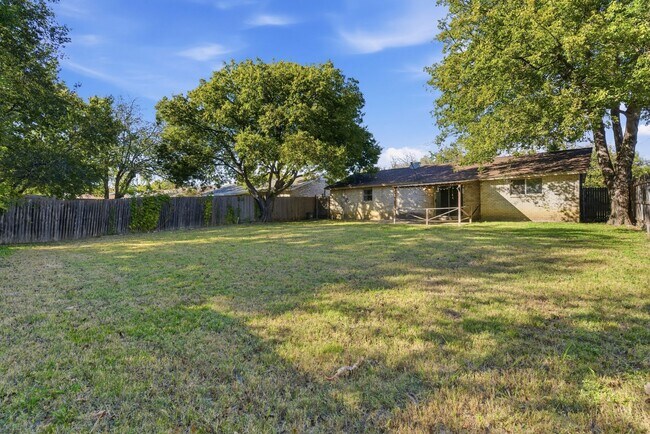 Building Photo - Amazing in Arlington