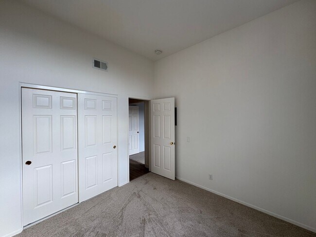 Building Photo - Modern comfort meets coastal living in thi...