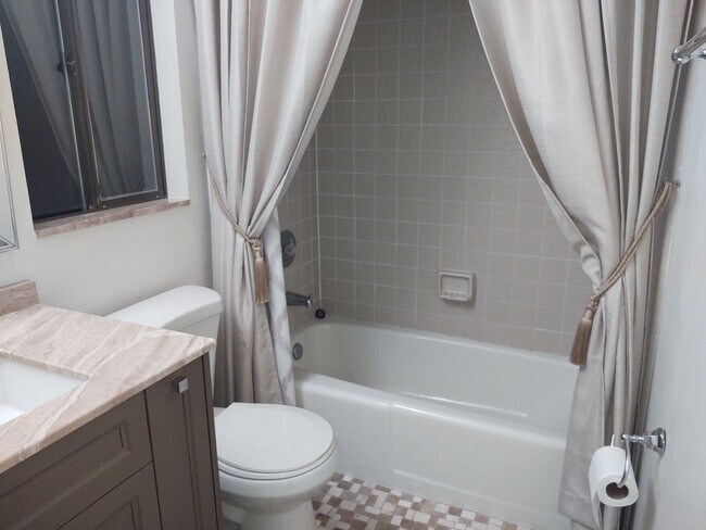 Building Photo - Gorgeous 3 bedroom 2 bath townhome with FL...