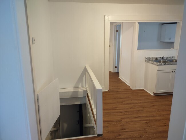 Building Photo - 202 Hillview Ave
