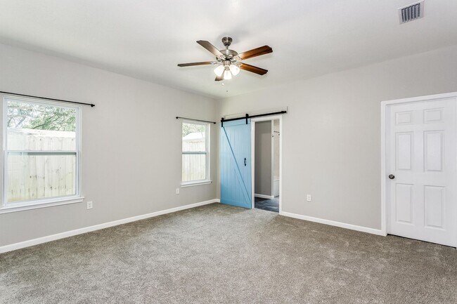Building Photo - 4 bedroom 2 bathroom home near Eglin Air F...