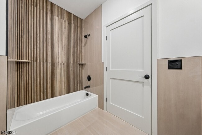 Building Photo - 52 James St