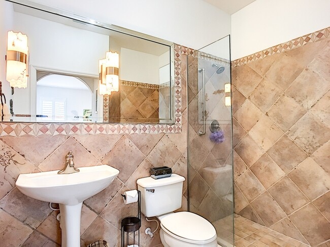 Building Photo - Gorgeous 4-Bedroom, 3-Bathroom Town Home w...