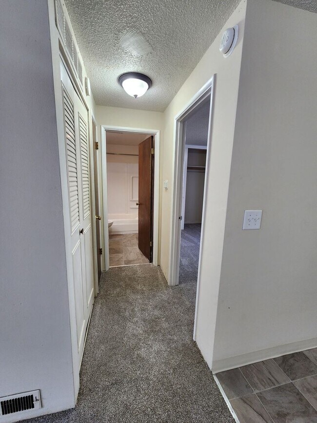 Building Photo - Downtown 2bd/1ba Apartment