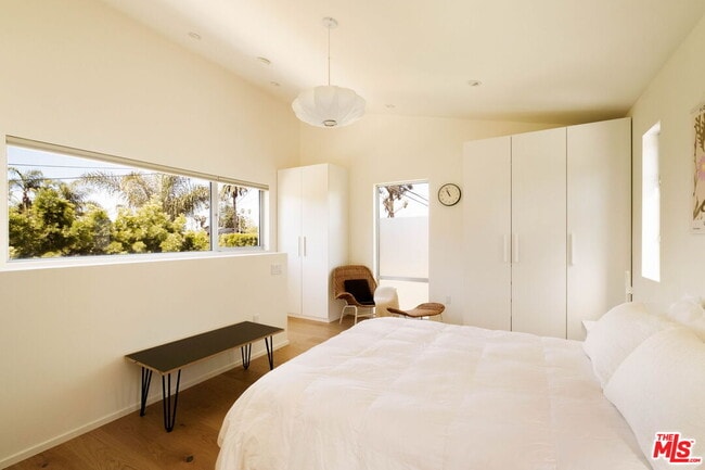 Building Photo - 2209 Louella Ave